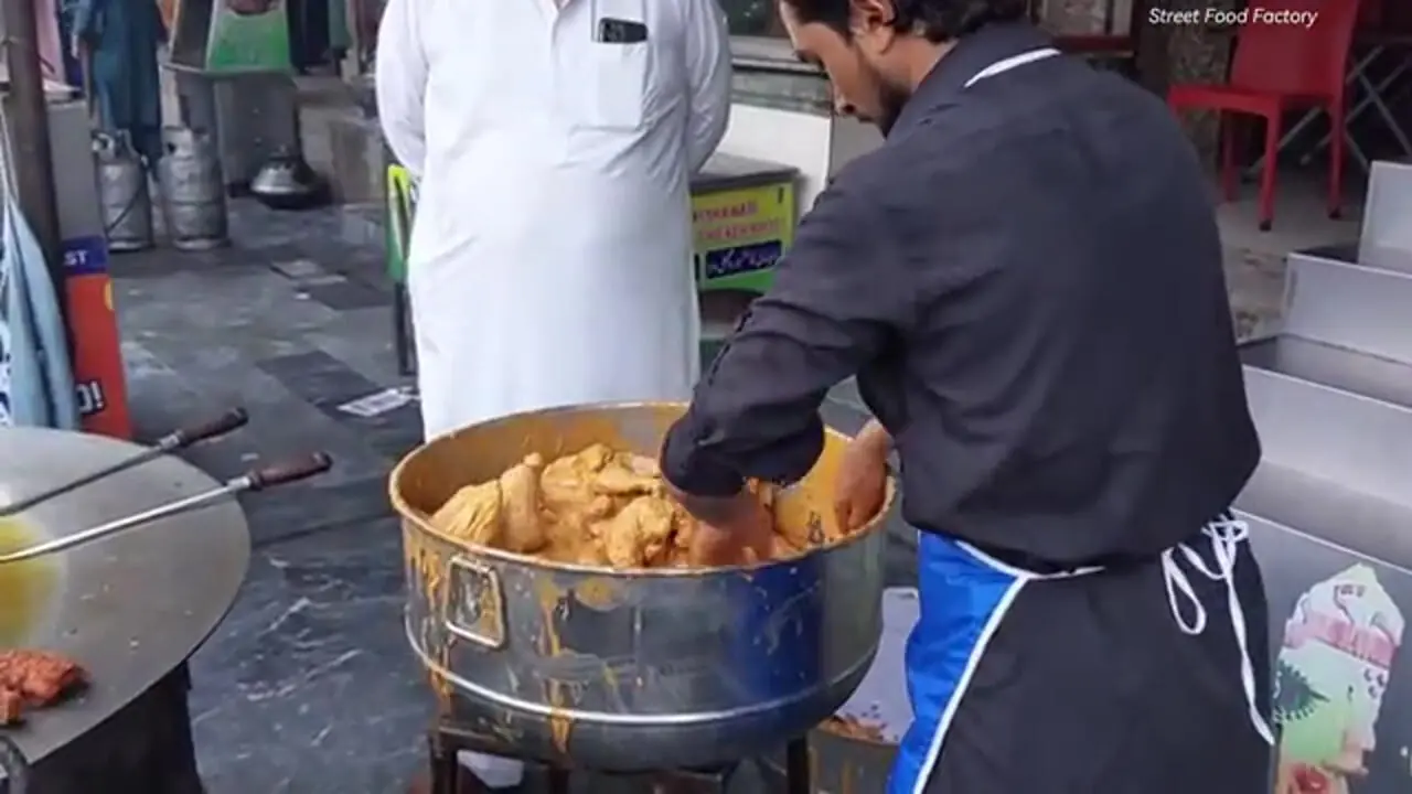 ببینید؛ غذای خیابانی در پاکستان؛ پخت مرغ به روش متفاوت پیشاوری ها