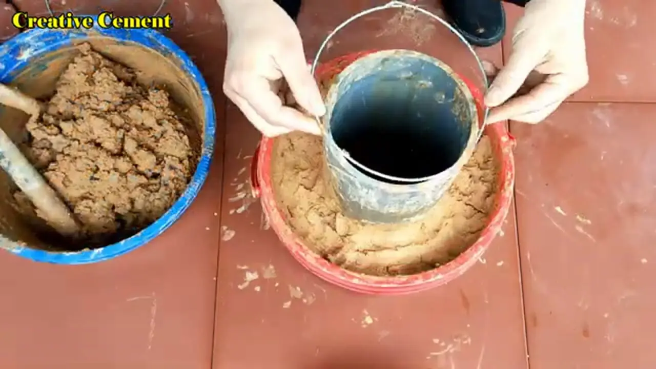 ببینید؛ مراحل ساخت یک اجاق هیزمی با استفاده از سیمان، خاک رس و سطل پلاستیکی