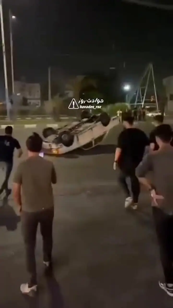 ببینید؛ لحظه دستی کشیدن و چپ کردن یک خودروی پیکان مقابل چشم مردم!