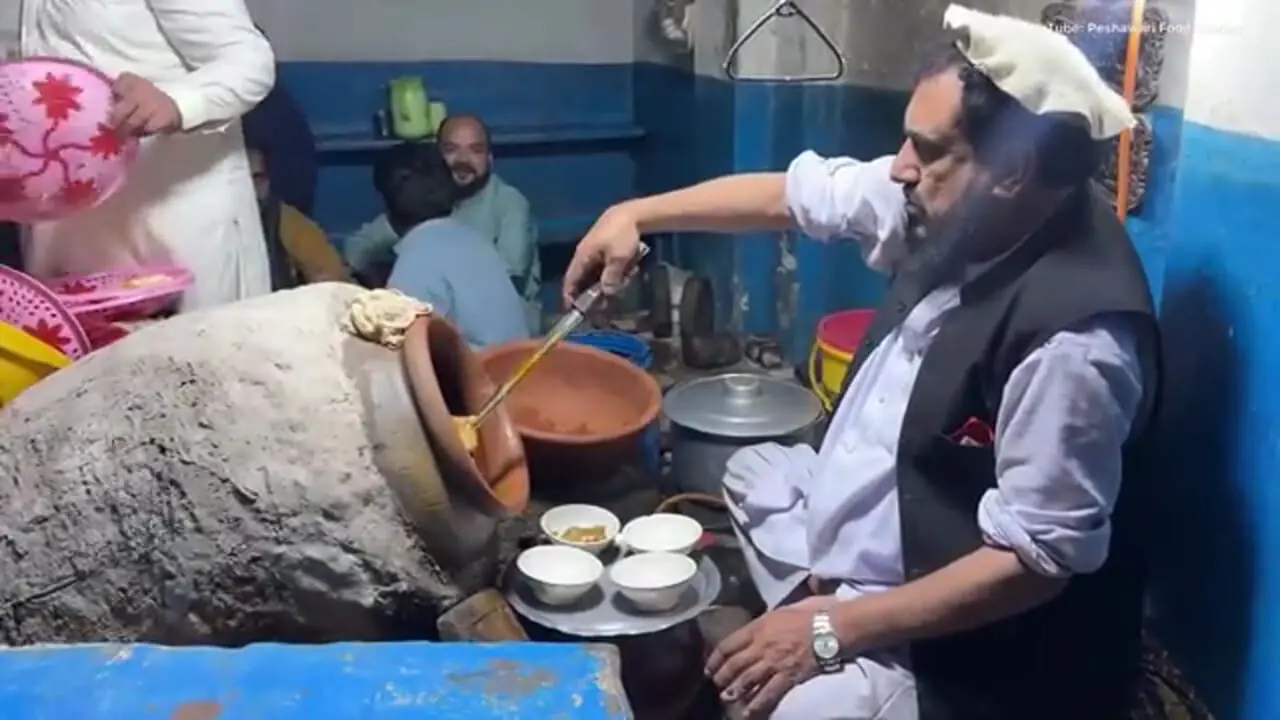 ببینید؛ غذای خیابانی در پاکستان؛ پخت 200 کیلو کله پاچه(سیری پای) در لاهور