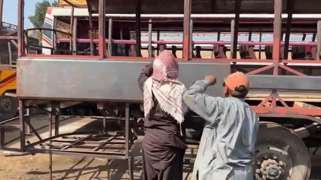 ببینید؛ مراحل تولید و مونتاژ دستی اتوبوس هینو در کارگاهی در پاکستان