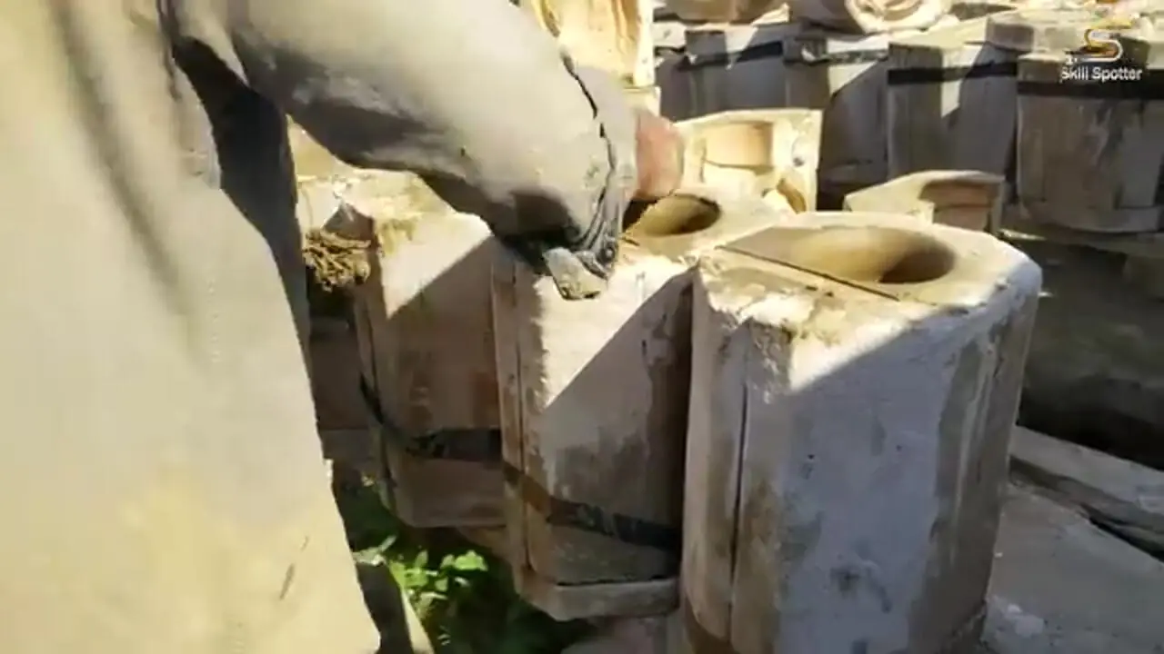 ببینید؛ فرآیند تولید کوزه آب تراکوتا با خاک رس توسط کوزه گر ماهر پاکستانی