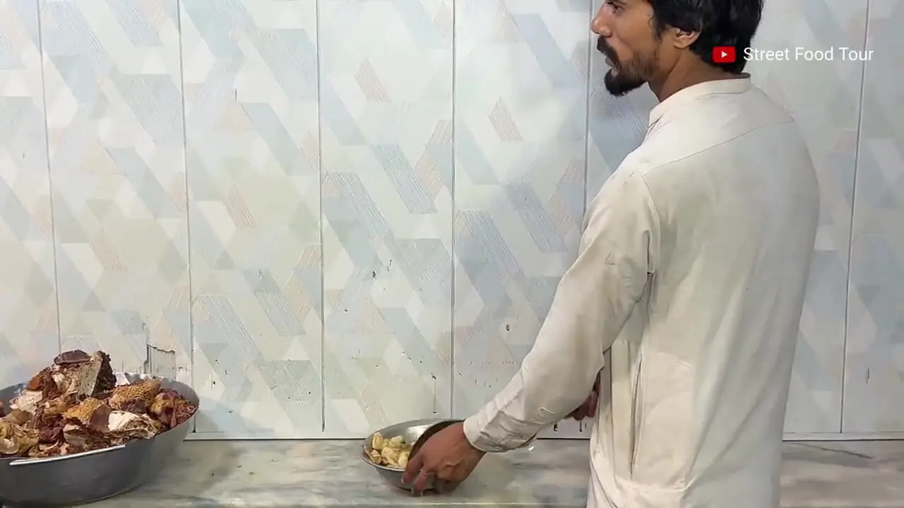 ببینید؛ غذای خیابانی در پاکستان؛ طبخ کله پاچه برای صبحانه در پیشاور