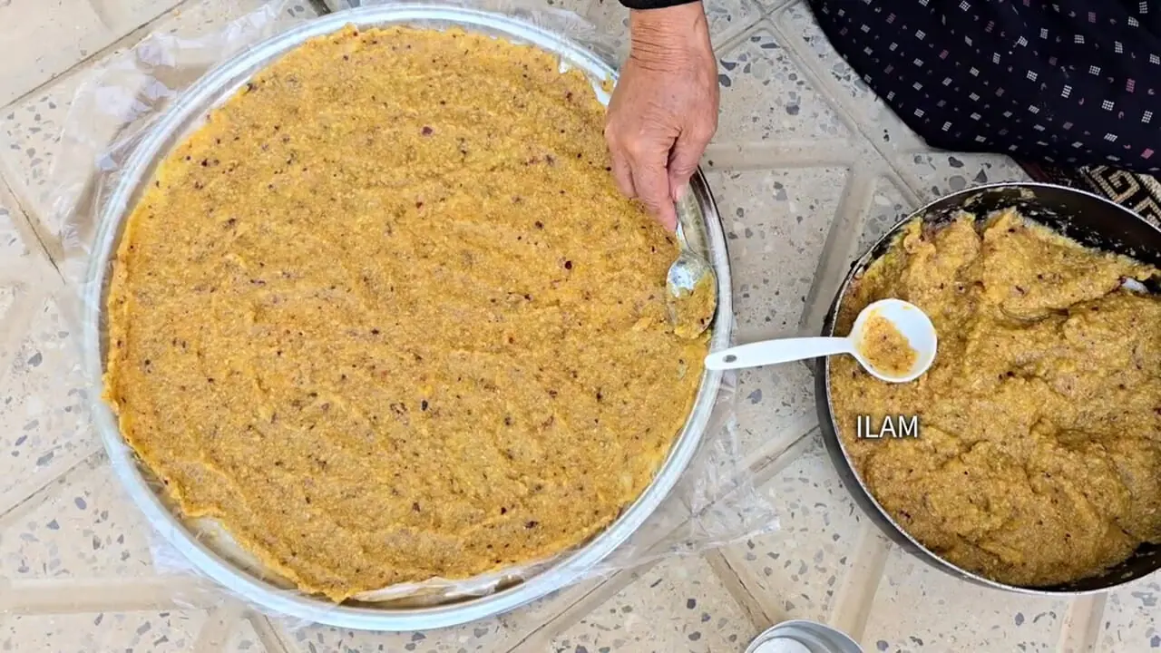 ببینید؛ غذای روستایی در ایران؛ برداشت انجیر و تهیه لواشک با آن به روش یک مادربزرگ