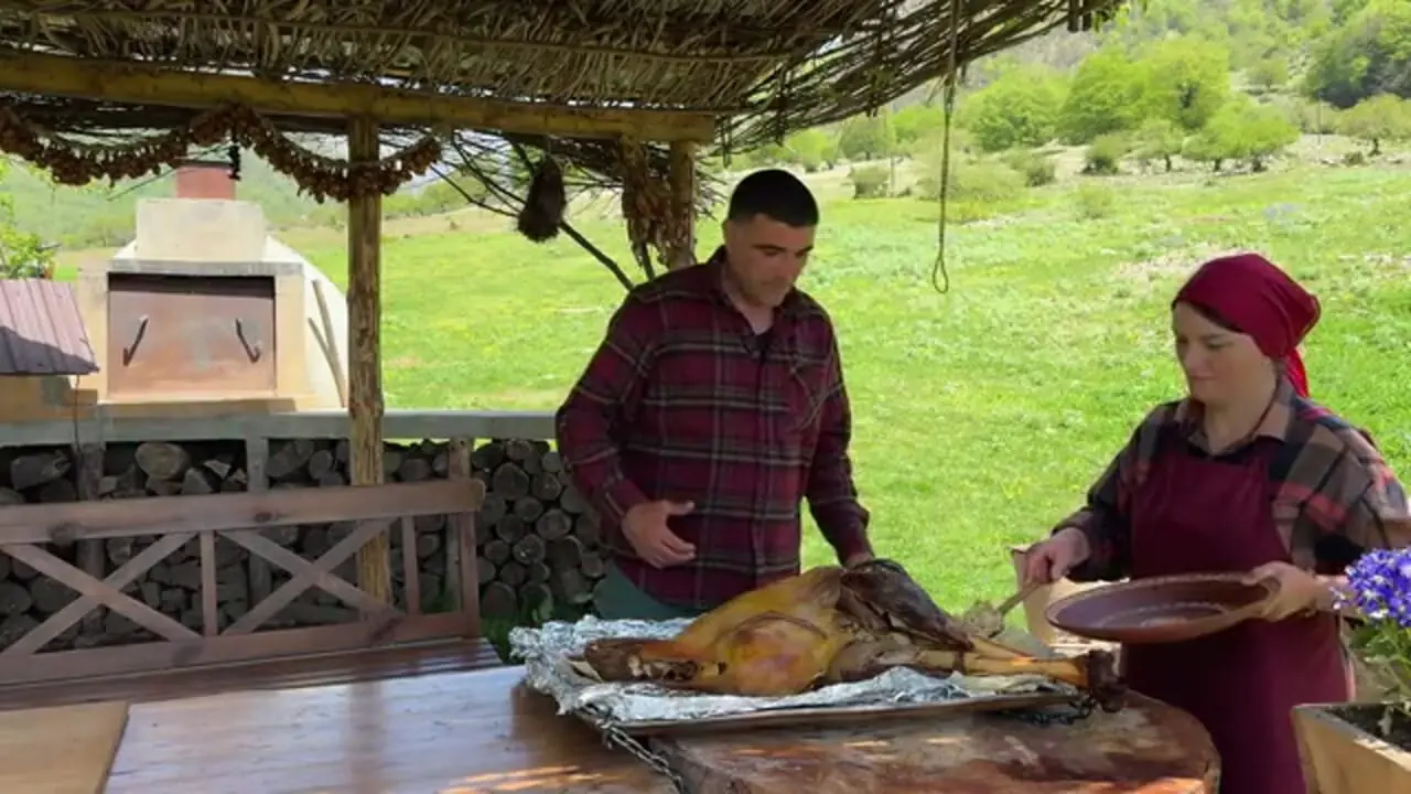 ببنیید؛ غذای روستایی در آذربایجان؛ کباب شتر مرغ شکم پر در طبیعت