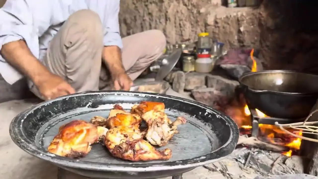 ببینید؛ غذای عشایری در ایران؛ پخت زرشک پلو با مرغ و نان تنوری در غار