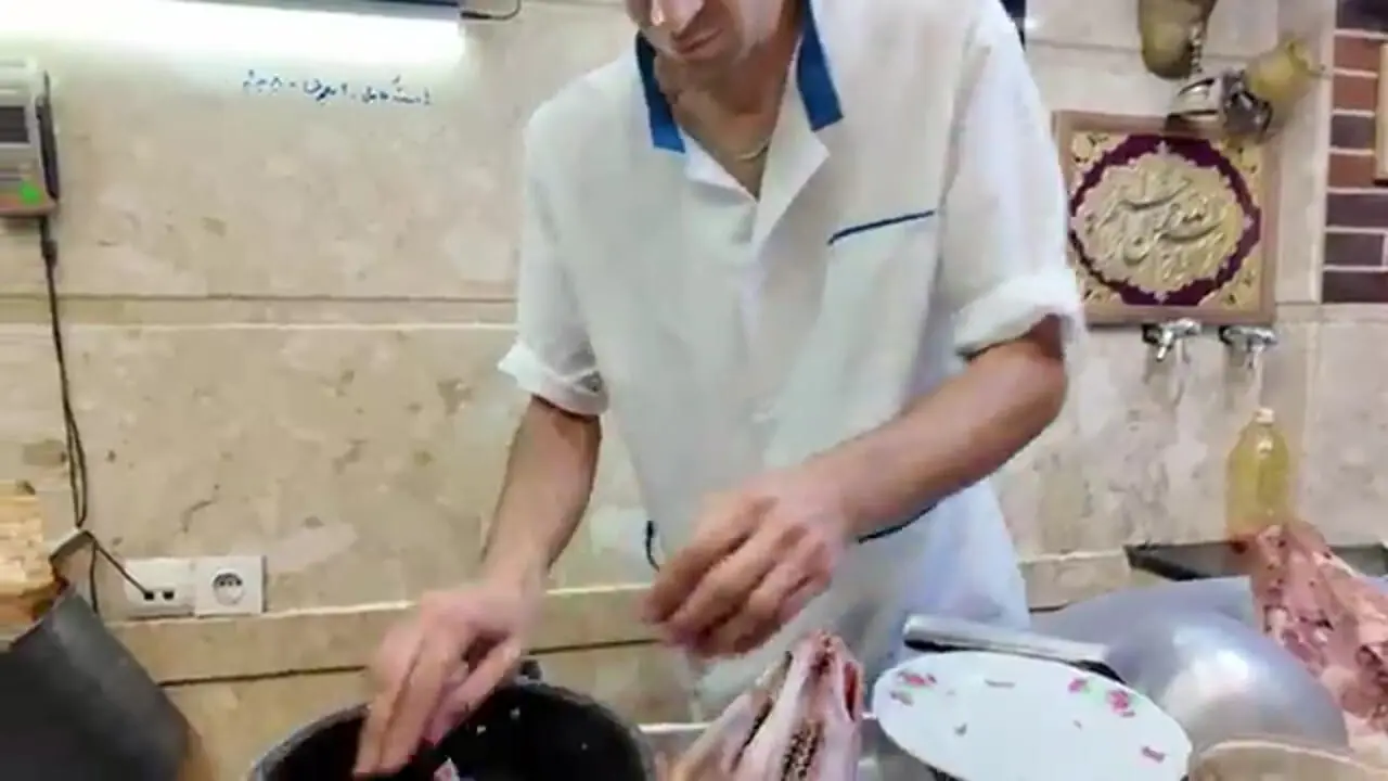 ببینید؛ غذای خیابانی در ایران؛ طبخ کله پاچه برای صبحانه در تهران