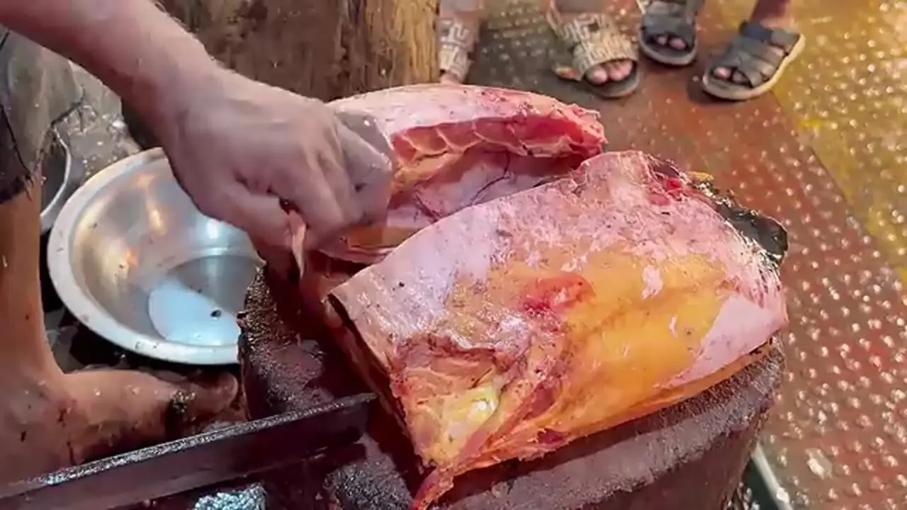 ببینید؛ مهارت ماهی فروش بنگلادشی در برش ماهی پنگاسیوس (Pangasius) غول پیکر