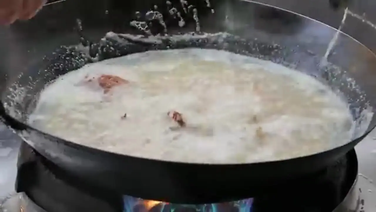 ببینید؛ غذای خیابانی در تایوان؛ پخت غذا با خرچنگ رنگین کمانی در تایپه