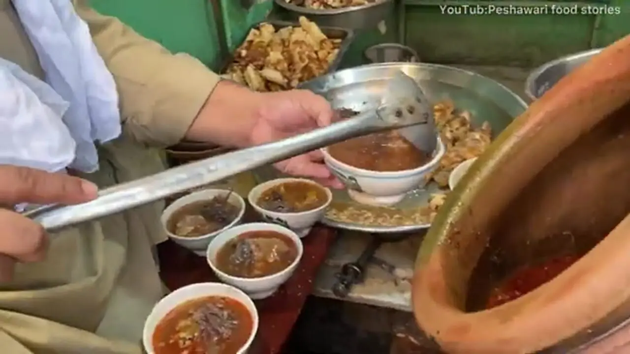 ببینید؛ غذای خیابانی در پاکستان؛ طبخ 200 کیلوگرم کله پاچه(سیری پای)