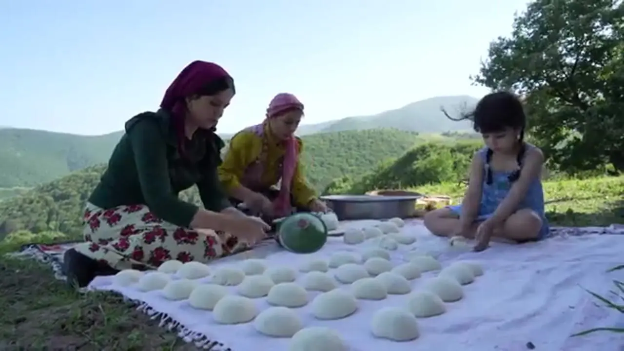 ببینید؛ غذای روستایی در ایران؛ پخت نان تافتون در تنور در شمال کشور