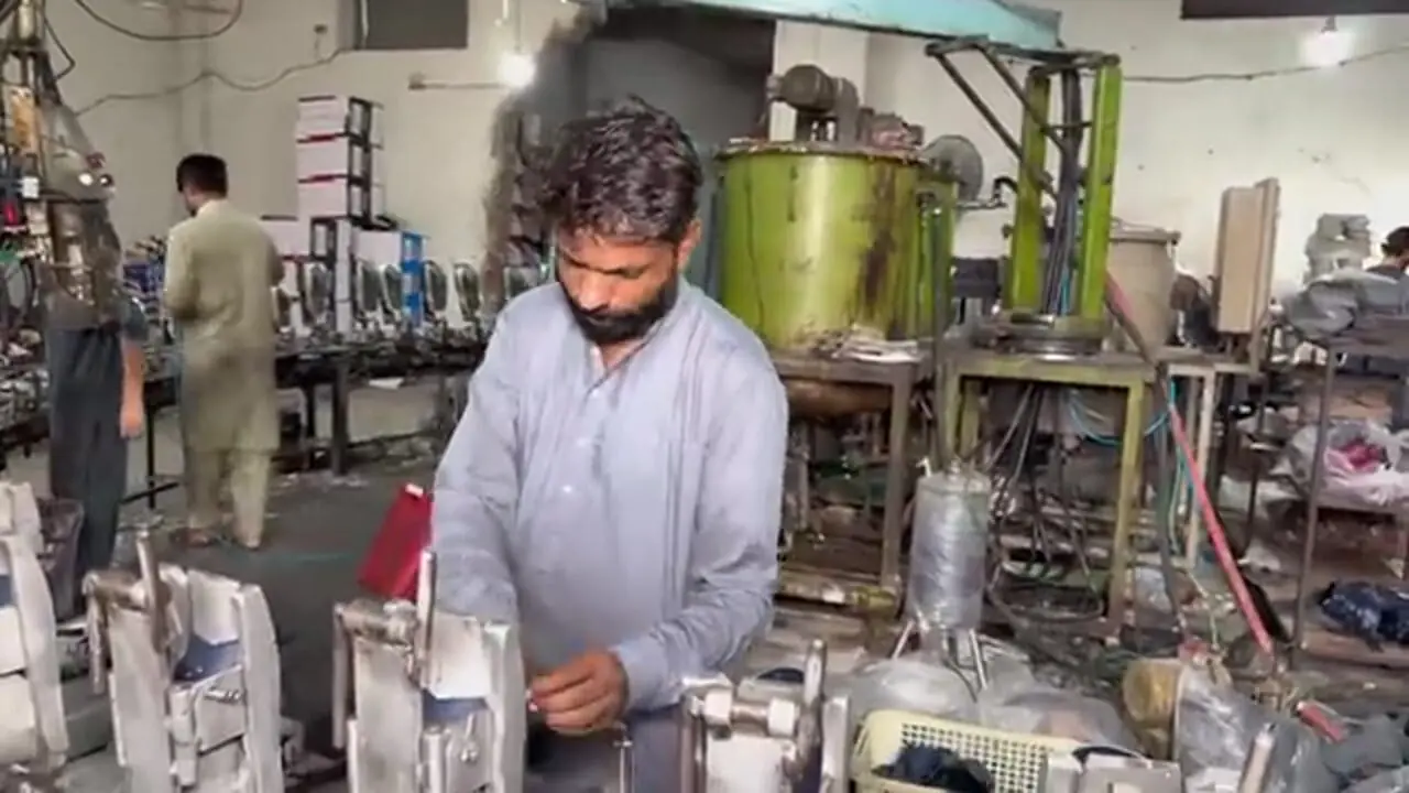 ببینید؛ فرآیند تولید انبوه صندل‌های چرمی مردانه در کارخانه ای در پاکستان