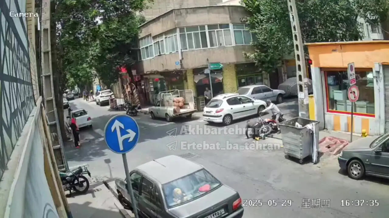 ببینید؛ تصادف مهیب موتورسیکلت با پژو ۲۰۶ در محله سلیمانی تهران