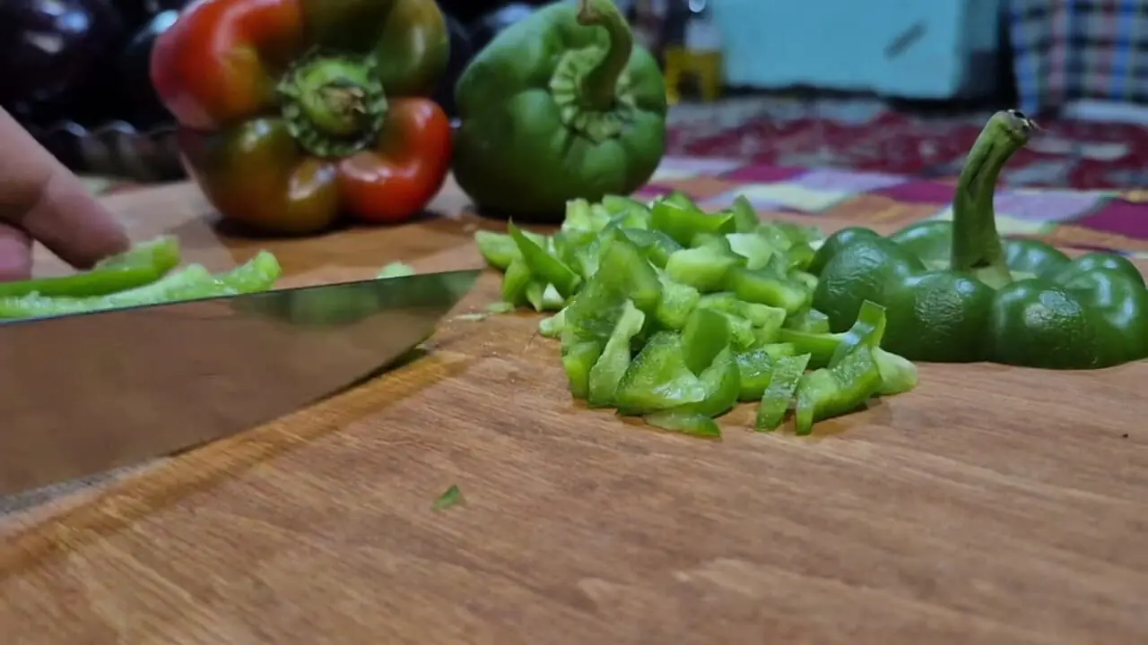 ببینید؛ غذای روستایی در ایران؛ پخت دلمه بادمجان توسط یک بانوی روستایی