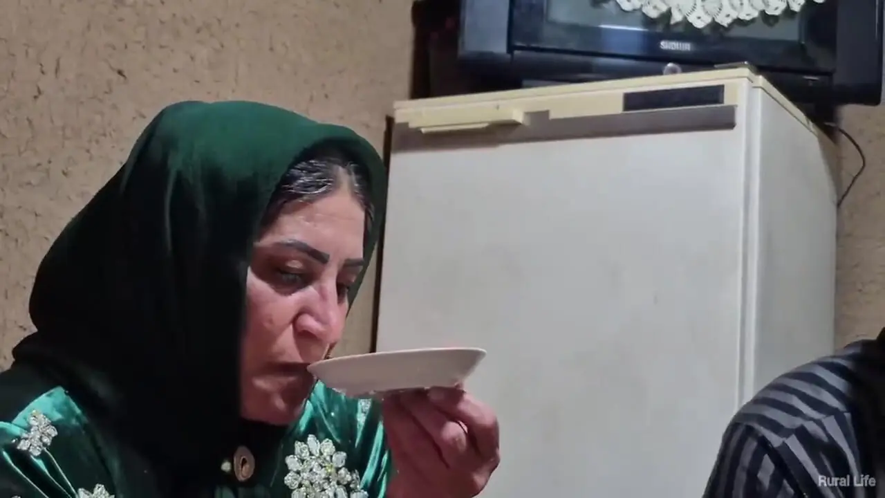 ببینید؛ غذای روستایی در ایران؛ پخت سوسیس بندری توسط زوج روستایی