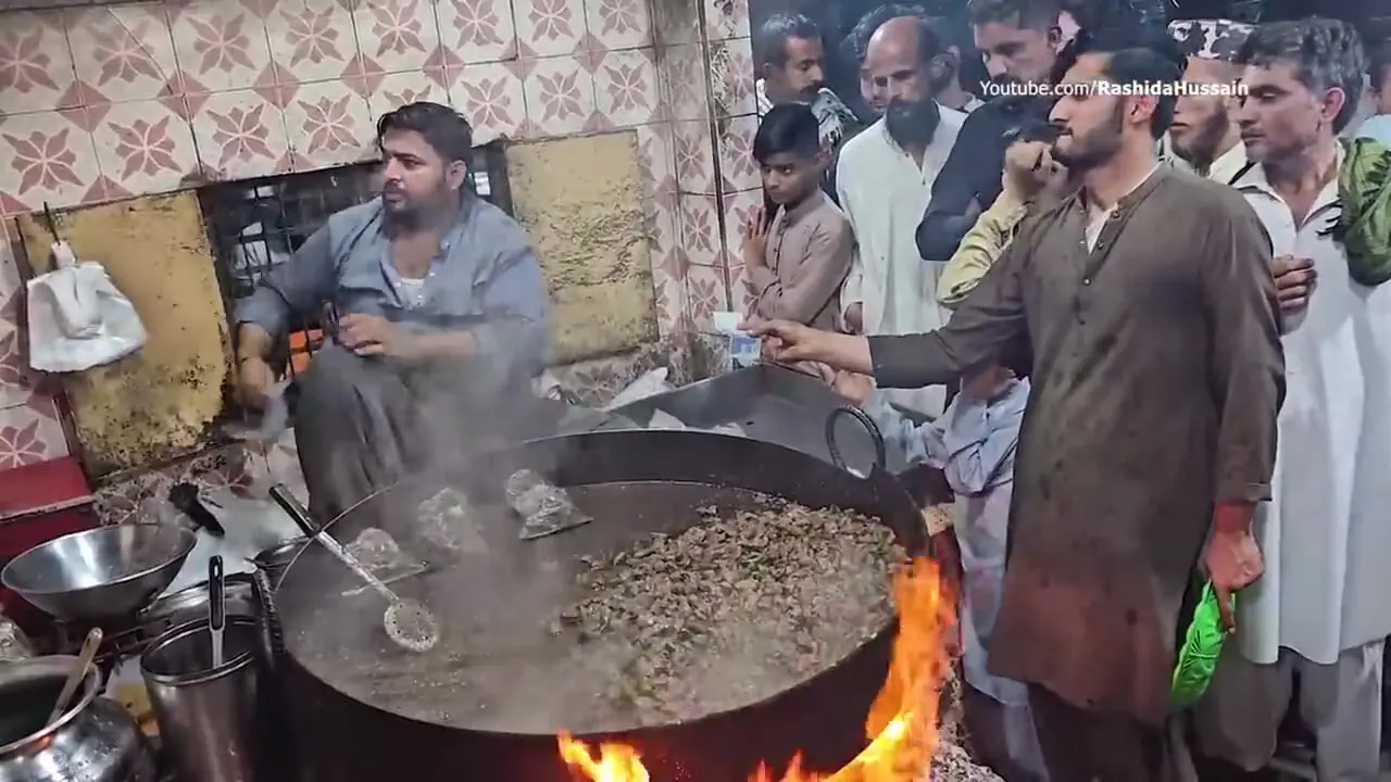 ببینید؛ غذای خیابانی در پاکستان؛ پخت واوایشکا با جگر گوسفند در پیشاور