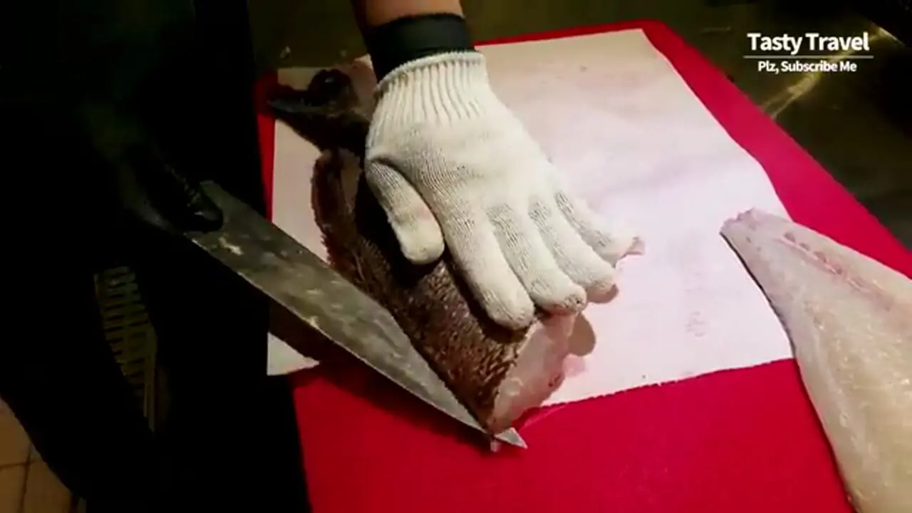 ببینید؛ غذای خیابانی در کره؛ برش ماهرانه هشت پا و ماهی سالمون و تهیه ساشیمی با آن ها در بوچئون