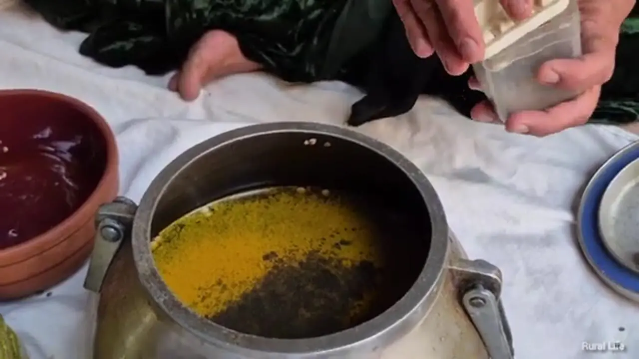 ببینید؛ غذای روستایی در ایران؛ پخت عدسی به روشی سنتی