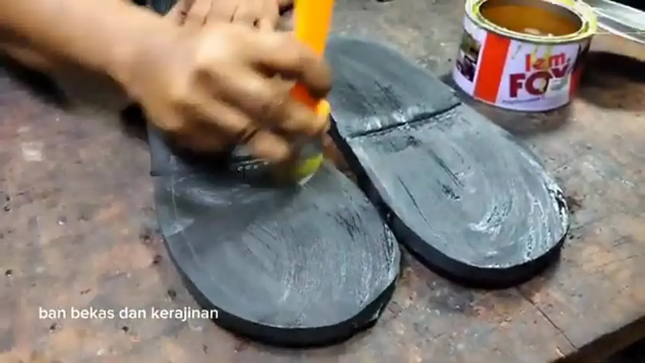 ببینید؛ نحوه ساخت یک صندل زیبا با استفاده از پادری قدیمی به روش کفاش ماهر بنگلادشی