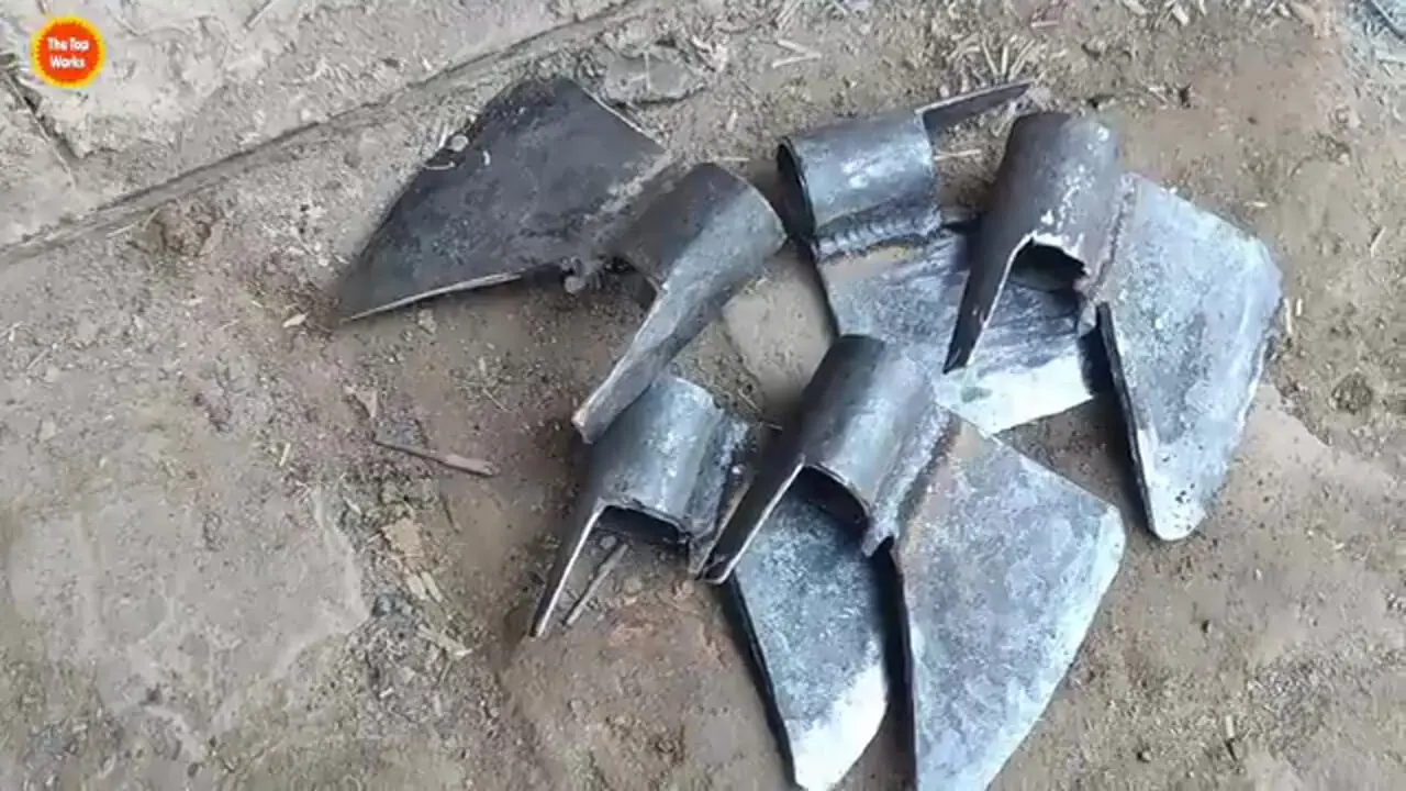 ببینید؛ فرآیند شگفت‌انگیز ساخت پنج تبر با یک بلبرینگ زنگ‌زده و قدیمی در پاکستان
