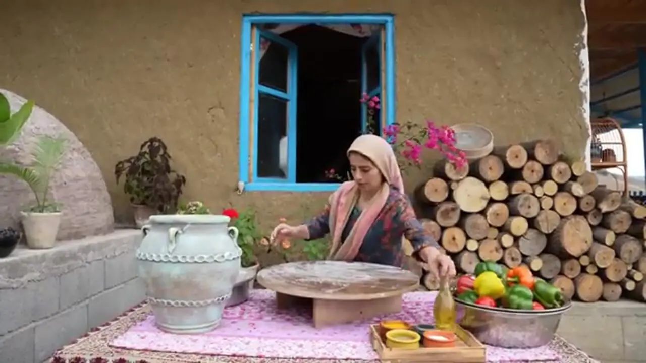 ببینید؛ غذای روستایی در ایران؛ ساخت تنور و پخت یک پیتزای بزرگ در آن