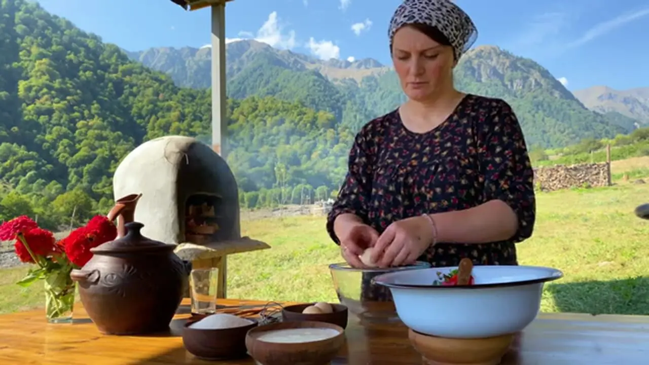 ببینید؛ غذای روستایی در آذربایجان؛ تهیه مربا و تارت با انجیر در روستایی کوهستانی