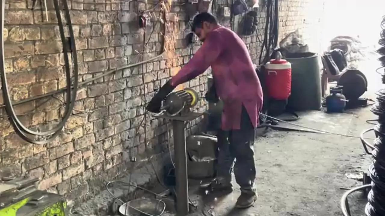 مراحل دیدنی تولید انبوه میخ در کارگاهی در پاکستان