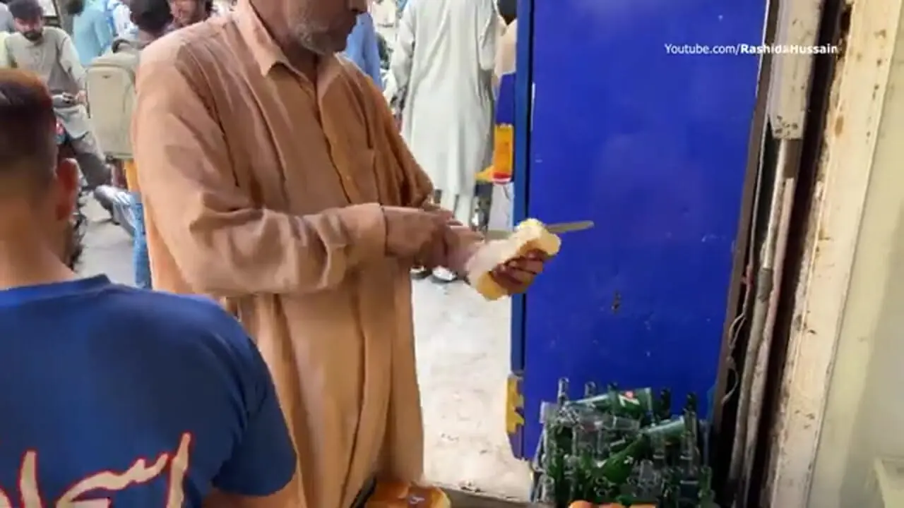 ببینید؛ غذای خیابانی در پاکستان؛ تهیه برگر تخم مرغ و کباب در کراچی