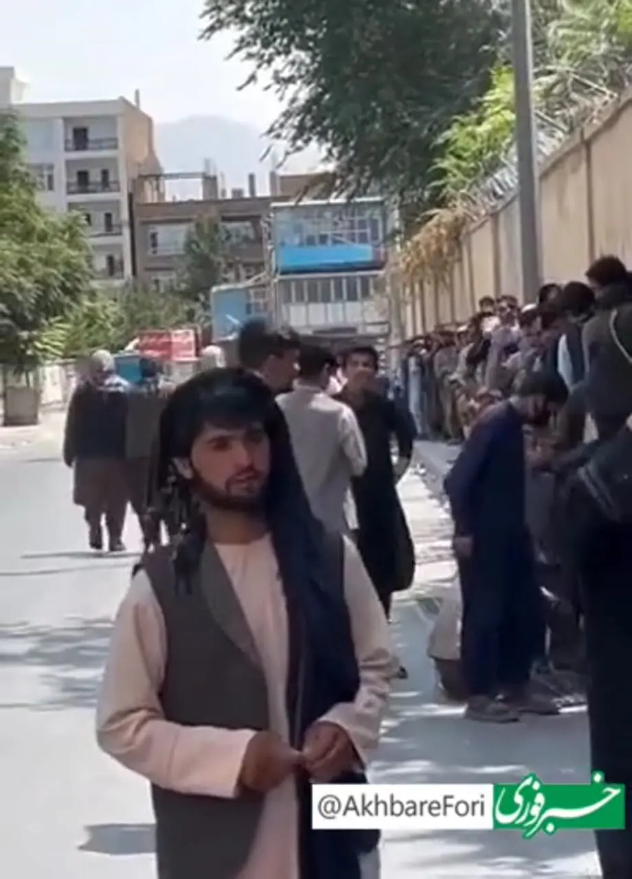 ببینید؛ صف طولانی افغان‌ها جلوی سفارت ایران در کابل برای گرفتن گذرنامه و ورود قانونی به ایران!