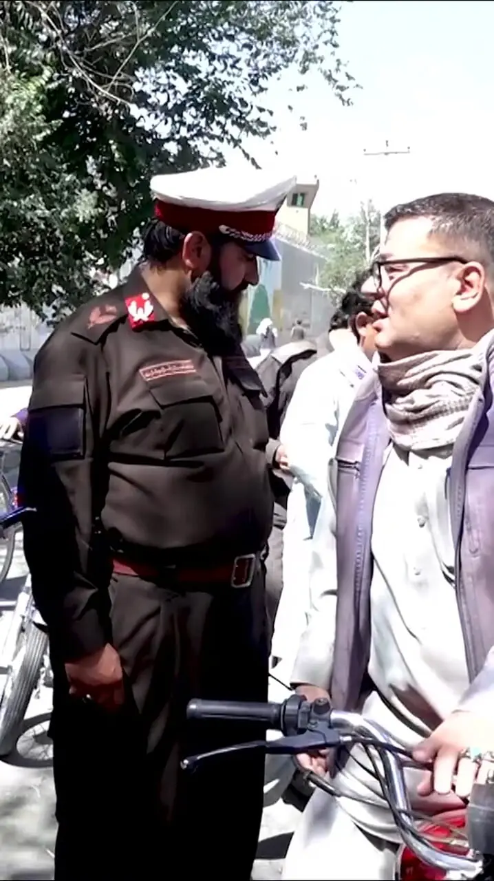 ببینید؛ بهانه‌های عجیب موتورسواران افغانستانی برای فرار از کلاه ایمنی!