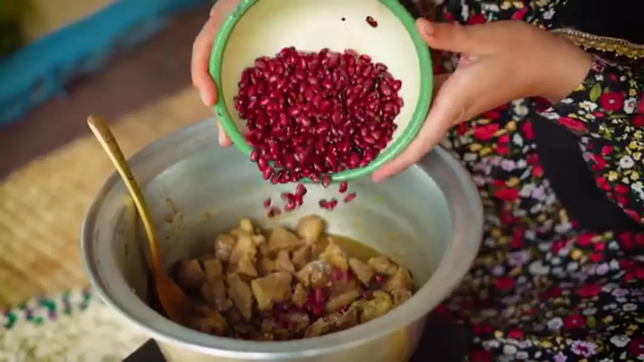 ببینید؛ غذای روستایی در ایران؛ برداشت سبزی تازه و پخت قورمه سبزی