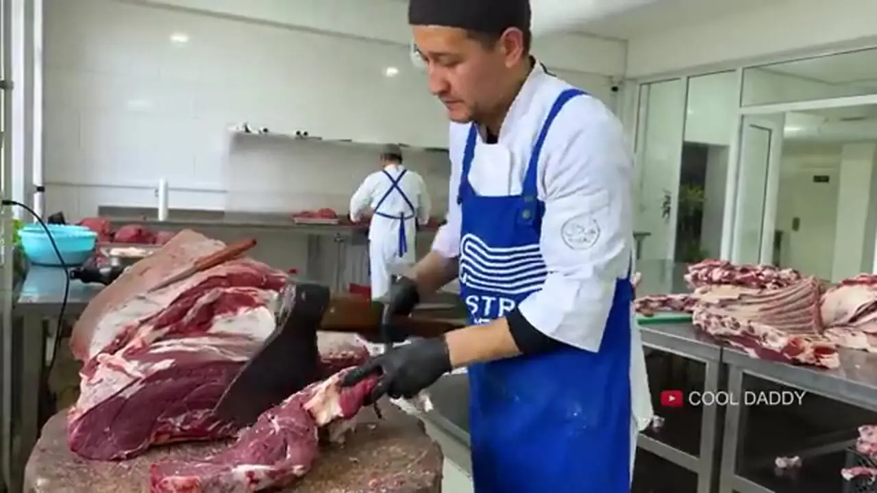 ببینید؛ غذای خیابانی در ازبکستان؛ تهیه ساندویچ گوشت با سس مخصوص در تاشکند