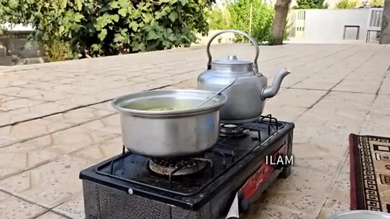ببینید؛ غذای روستایی در ایران؛ پخت ترخینه توسط مادربزرگ روستایی ایلامی