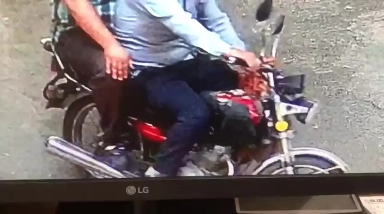 ببینید؛ زورگیری از مادر در مقابل فرزندانش!