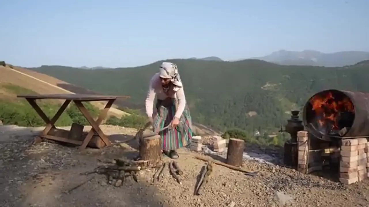 ببینید؛ غذای روستایی در ایران؛ کباب ماهی در بشکه و پخت نان روی ساج