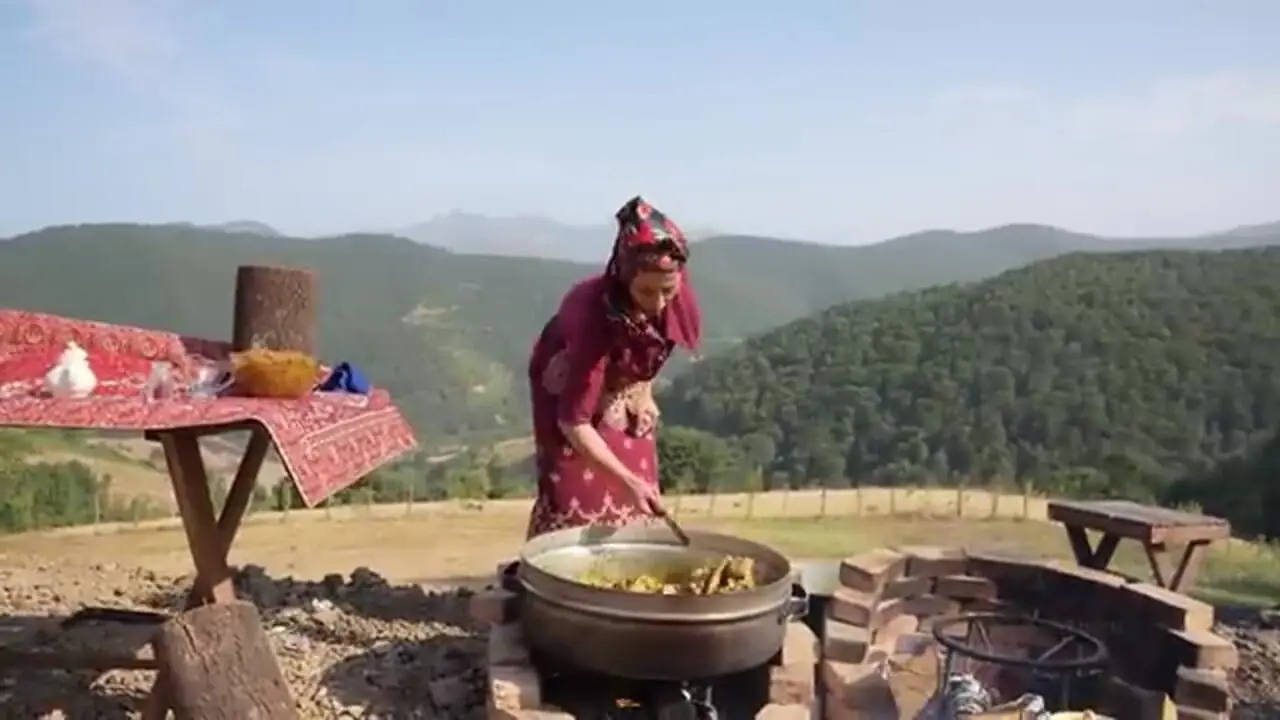 ببینید؛ غذای روستایی در ایران؛ پخت خورشت قیمه اصیل با گوشت گوسفند