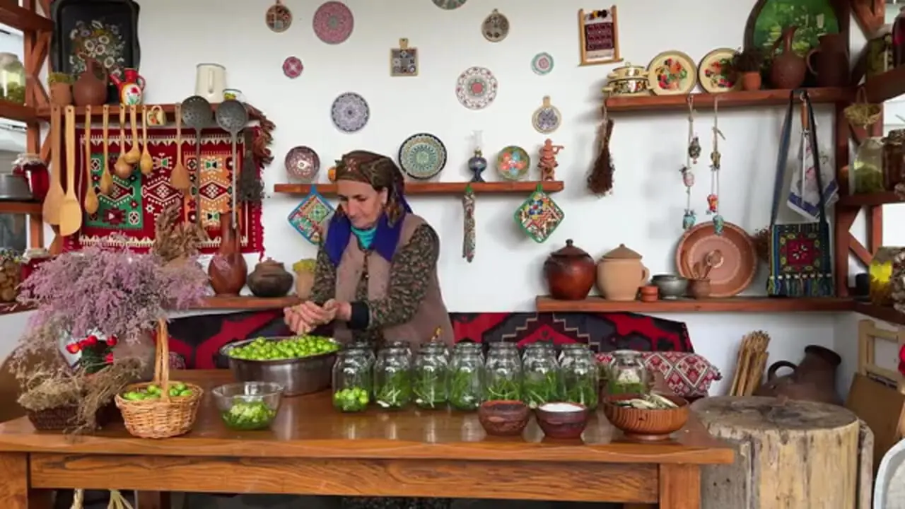 ببینید؛ غذای روستایی در آذربایجان؛ برداشت هلو و گوجه سبز و تهیه مربا و ترشی با آنها در روستا