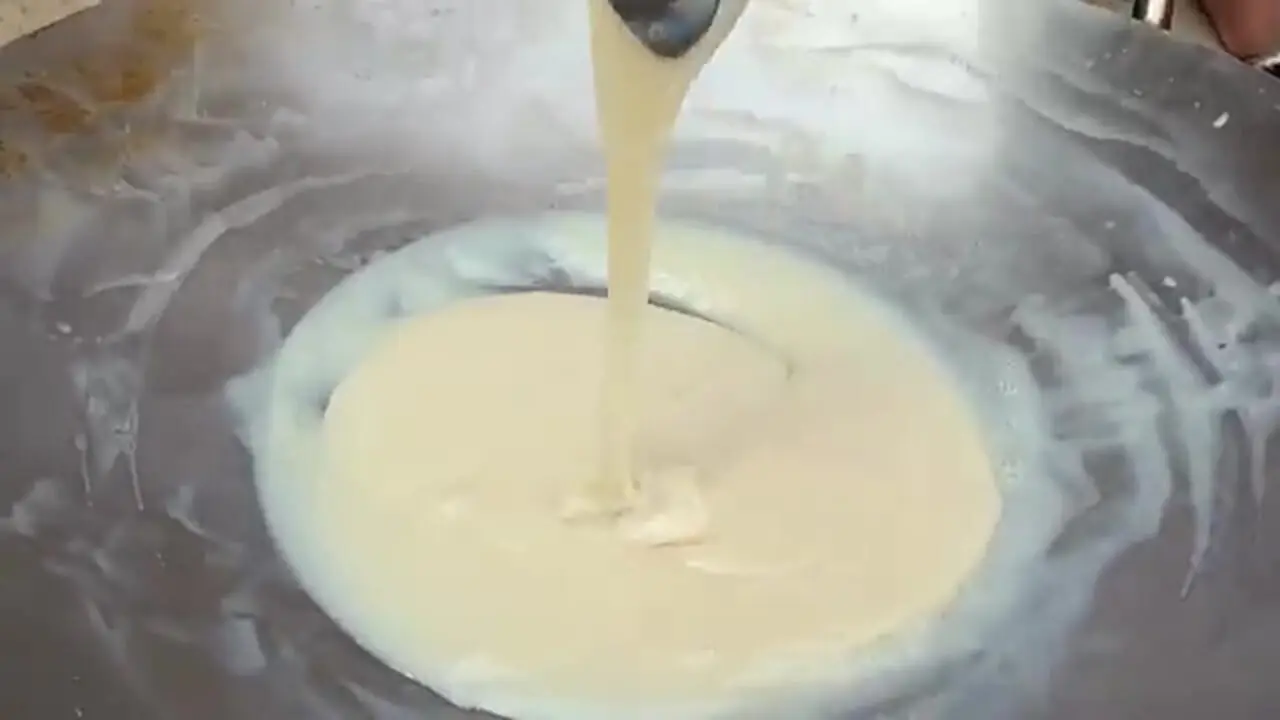 ببینید؛ غذای روستایی در پاکستان؛ تهیه دسر ماست بخارپز شده و انبه توسط آشپز معروف پاکستانی