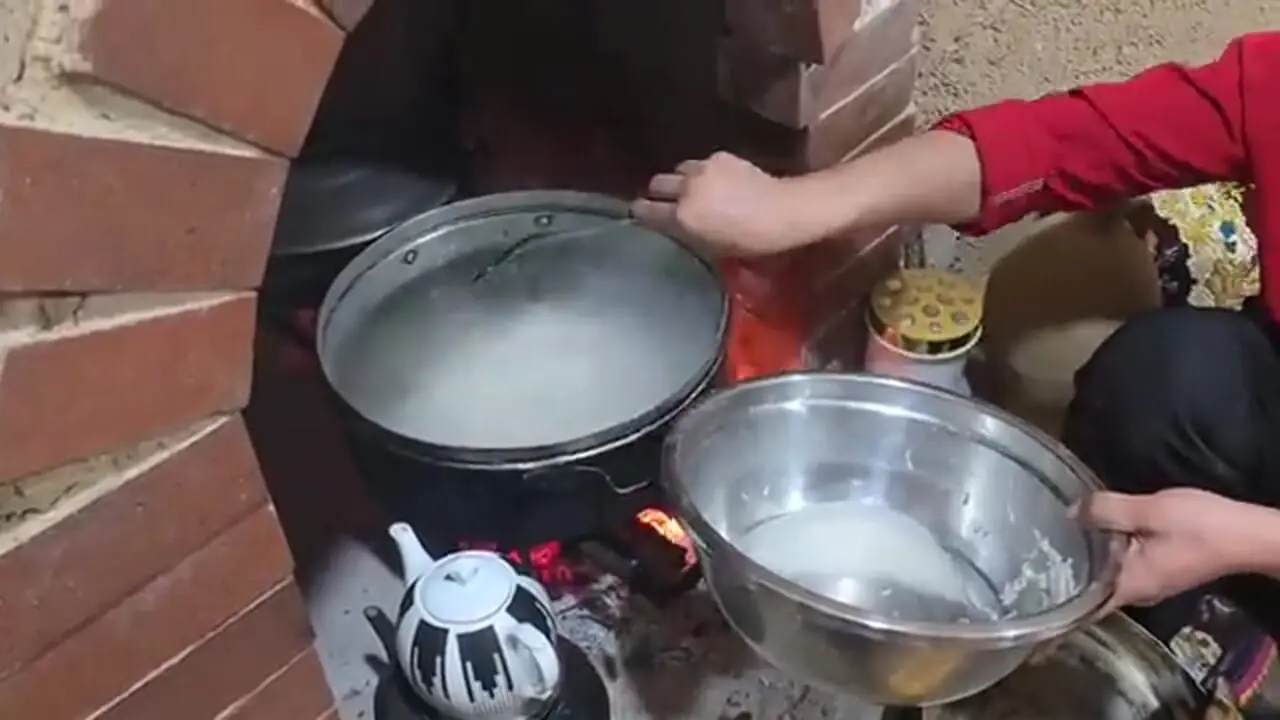 ببینید؛ غذای روستایی در ایران؛ پخت شوید پلو با گوشت بره توسط زوج روستایی