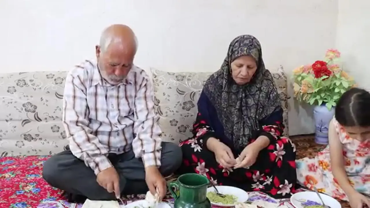 ببینید؛ غذای روستایی در ایران؛ پخت کشک بادمجان سنتی به روش یک بانوی روستایی