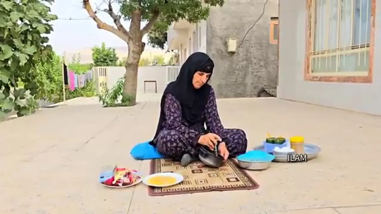 ببینید؛ غذای روستایی در ایران؛ پخت کوکو سیب زمینی سنتی توسط مادربزرگ روستایی