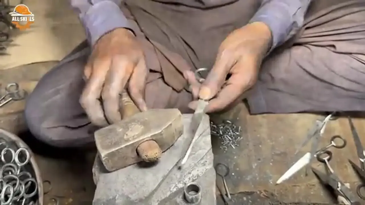 ببینید؛ فرآیند تماشایی تولید قیچی آرایشگری در کارگاهی در پاکستان