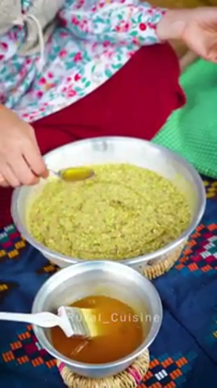 ببینید؛ غذای روستایی در ایران؛ تهیه باقلوای پسته ای در روستایی جنگلی