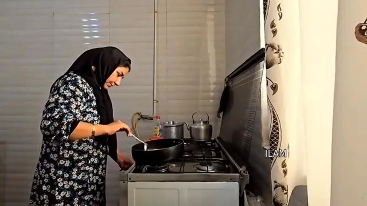ببینید؛ غذای روستایی در ایران؛ پخت املت گوجه فرنگی سنتی در ایلام