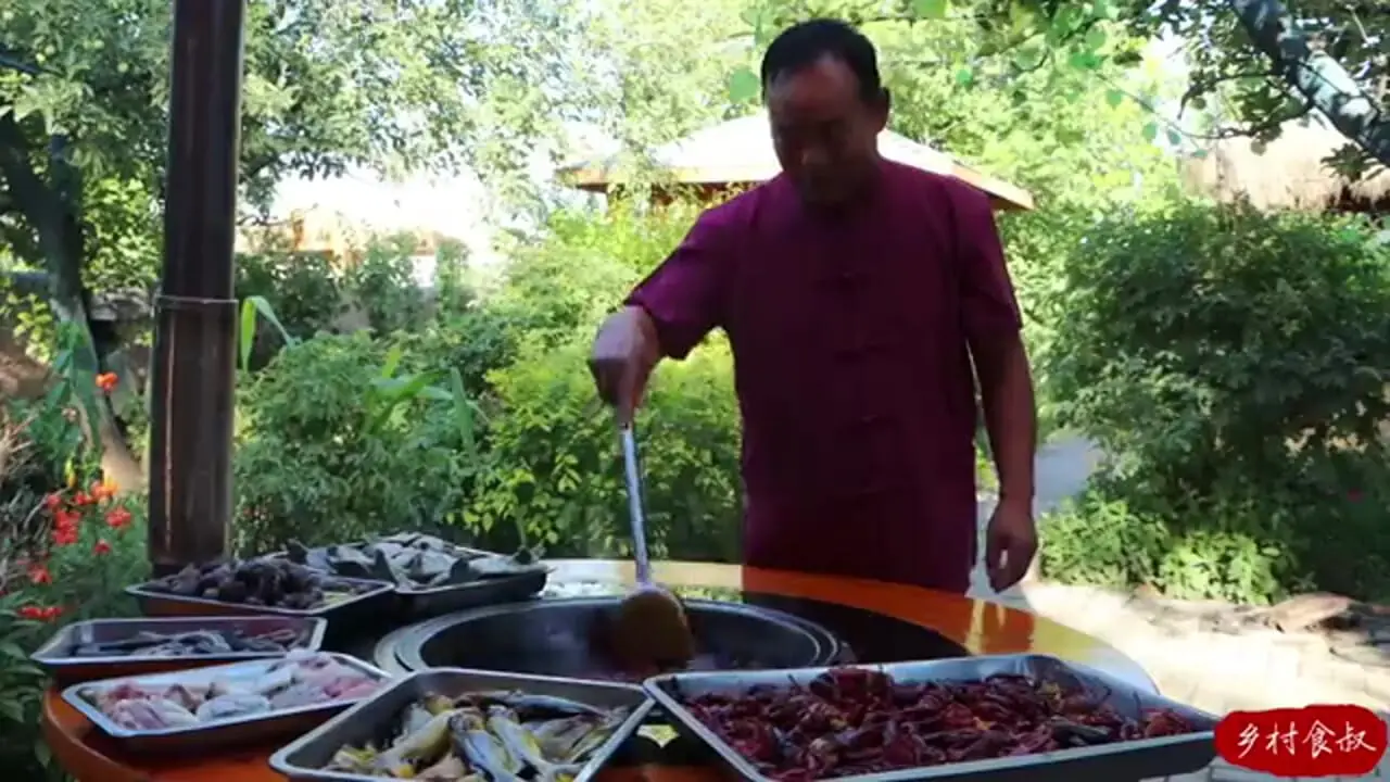 ببینید؛ غذای روستایی در چین؛ پخت یک غذا با لاک پشت، خرچنگ، گربه ماهی، حلزون و کروکودیل