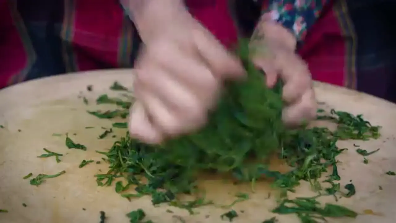ببینید؛ غذای روستایی در ایران؛ برداشت برگ چای از مزرعه و فرآوری و دم کردن آن