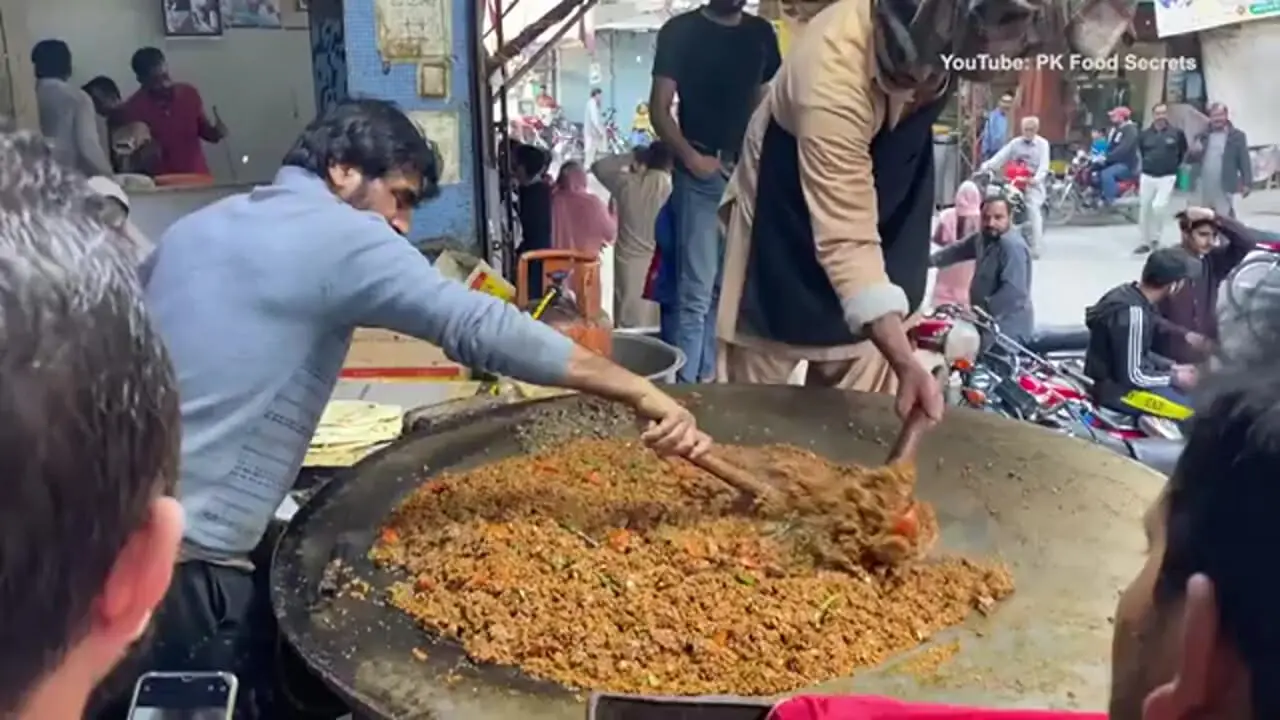 ببینید؛ غذای خیابانی در پاکستان؛ پخت خوراک با جگر گوسفند و فلفل در لاهور