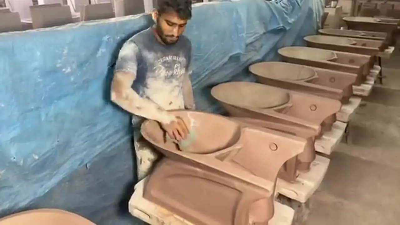 ببینید؛ مراحل ساخت توالت فرنگی در کارگاهی در پاکستان