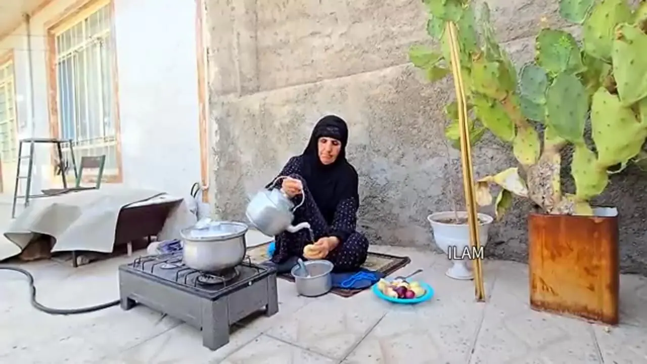 ببینید؛ غذای روستایی در ایلام؛ تهیه عدسی توسط مادربزرگ روستایی