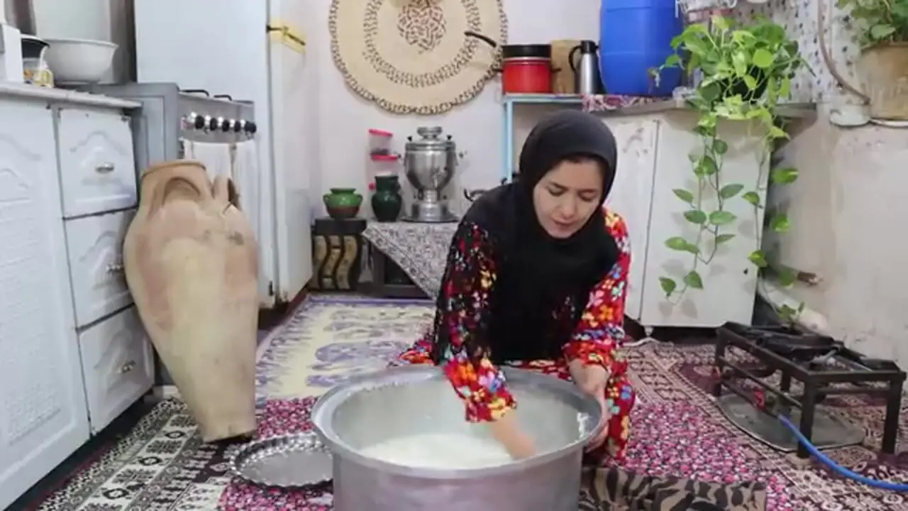 ببینید؛ غذای روستایی در ایران؛ پخت آش دوغ و تهیه کره محلی